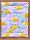 Vidám patchwork takaró játékbabáknak Vidám patchwork takaró játékbabáknak