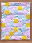Vidám patchwork takaró játékbabáknak 